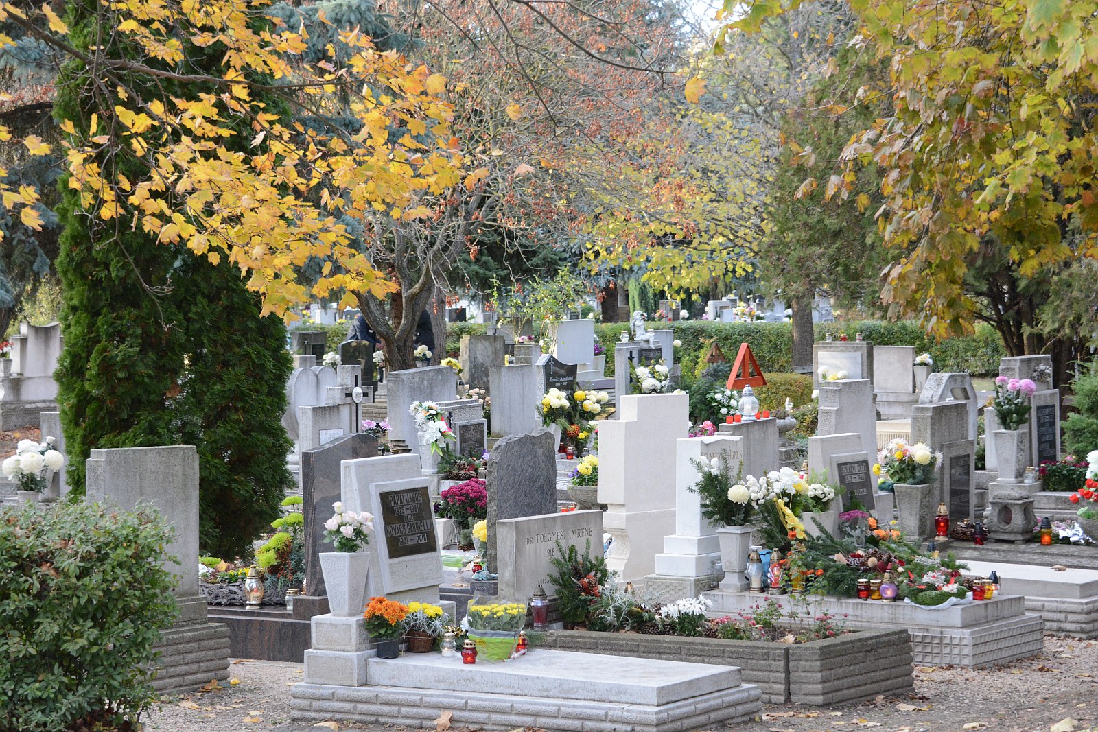 Kegyeleti napok - fokozottan figyelnek a temetők körüli biztonságra is